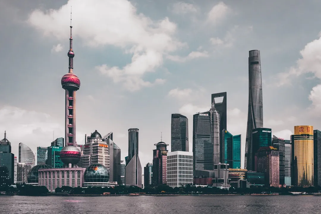 产业投资视角下的商业运营优化：深圳企业实践案例